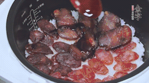 關(guān)上蓋子繼續(xù)燜煮20分鐘淋上醬汁。