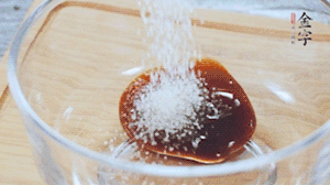 合上蓋子，啟動(dòng)電源煮飯。期間混合好調(diào)味汁。