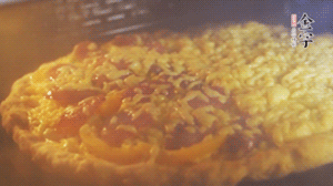 準備好披薩餅皮，烤盤刷油后入烤箱預熱10分鐘，放上面餅后180度烤10分鐘。（現成買的披薩皮，就忽略此步驟）