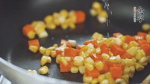 胡蘿卜、玉米洗凈后，處理成粒，加鹽簡單炒制。