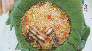 擺上金字醬肉，妥帖包裹好上鍋蒸。