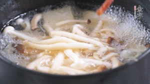 依次放火腿、豆腐，加水大火燒開，小火燉煮20分鐘，出鍋前撒上蔥花即可。