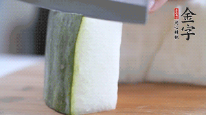 冬瓜去瓤去皮，切小塊。