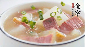 出鍋前撒上蔥花。