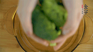 西蘭花洗凈，切成小塊汆燙，切碎。