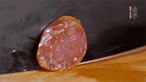 金字火腿肉香腸上鍋蒸15分鐘，切片備用。