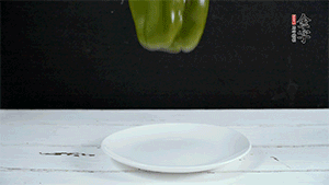 雞蛋打散，加青椒粒、蔥花攪拌。