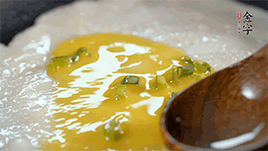 將雞蛋液鋪到面餅上，放上香腸。