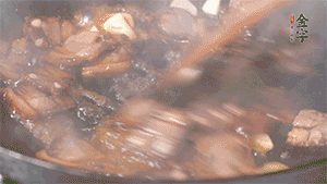 熱油下鍋，爆香蒜片。放入醬肉翻炒片刻后,下豌豆尖均勻翻炒。