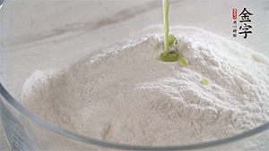 將艾草葉放入料理機中，加1倍的水打碎。和澄粉、糯米粉、少許油混合成面團。