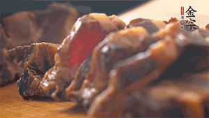 金字醬肉切成小丁。