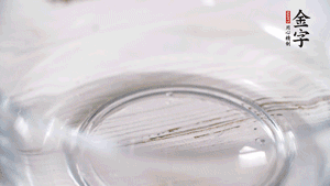 雞蛋加鹽、黃酒均勻打散，下鍋炒散。