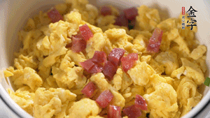 將香腸、韭菜、雞蛋攪拌均勻，可適當(dāng)加玉米油、十三香、味精調(diào)味。