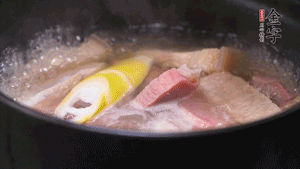 火肉、豬肉加料酒、清水大火煮開后，加入春筍小火慢燉40分鐘，出鍋前撒蔥花即可。