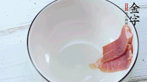 火腿一面涂抹蜂蜜，貼在碗底擺盤備用。