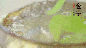 萵筍去皮切片，加鹽焯水。