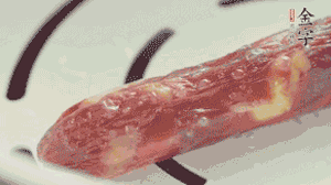 香腸蒸至半熟切片，筍切丁備用。