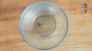 取一個(gè)碗，香菇倒放，香腸片圍繞鋪成圓形，加炒好的米飯壓實(shí)。