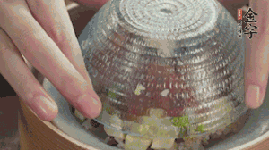 碗倒扣到盤中，擺上焯水后的熟蝦仁即可。