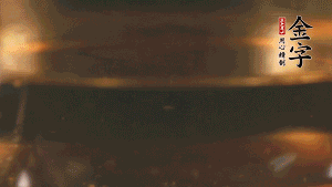 冷水下鍋，加入牛仔骨、姜片焯水備用。