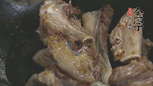 加入白蘿卜、料酒、水、火腿煮40分鐘。