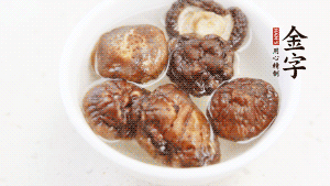 鍋加熱至7成，放蘿卜絲煸炒，加3粒冰糖翻炒至透明，盛出備用。