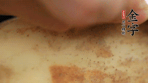 金字香腸切片，藕去皮切薄片備用。