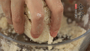 揉勻成光滑的面團后，醒發(fā)半小時。