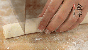 均勻切段后搓成長條狀，繞到香腸上，以紅豆點綴眼睛。