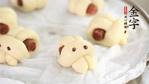 上鍋大火蒸20分鐘后，關(guān)火燜5分鐘就可以了。