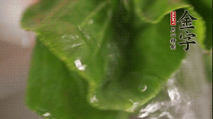 小青菜從根部掰開，分別洗凈。