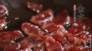 鍋中油7成熱時(shí)，香腸片翻炒均勻，然后依順序加胡蘿卜絲、小青菜、面條。