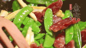 出鍋前加少許鹽調(diào)味就可以啦！