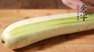 絲瓜去皮，切成1cm厚的小圈。