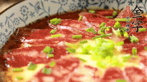 出鍋前淋上少許生抽、香油調(diào)味，撒上蔥花就可以了。