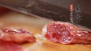 金字香腸蒸或煮至7成熟，切成片備用。