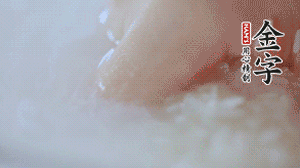 砂鍋內(nèi)壁涂抹一層食用油，將洗凈后的大米放入，米與水比例為1：1.5。