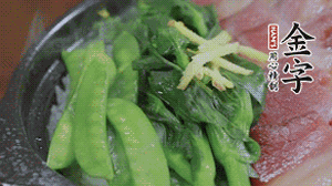 燜好的米飯開蓋，放入菜心、荷蘭豆，澆上調(diào)味汁拌勻。