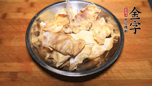 筍干冷水泡發(fā)至軟，切成小段，生姜切成片備用。