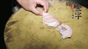 新鮮豬蹄切成塊狀，冷水入鍋，加姜片、黃酒汆燙3分鐘，出鍋后洗凈。（要先將豬蹄的蹄甲和毛處理干凈，如果有毛扎扎的感覺(jué)，非常影響口感。大火燒開(kāi)后，撇去血沫，要多撇幾遍至干凈，這樣才可使湯色更鮮亮、清淡不油膩。）