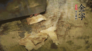 加適量溫水淹沒(méi)食材，大火燉至水沸后再小火慢燉1小時(shí)，出鍋前10分鐘加枸杞。（焯過(guò)水后的豬蹄不應(yīng)再用涼水，用溫水燉煮更容易軟爛。也可以用高壓鍋或者有煲湯功能的電飯煲，省時(shí)又便于入味。）