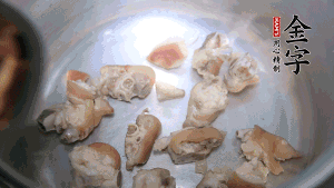 煎至兩面略金黃時(shí)，加適量熱水燉至奶白。