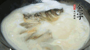 然后加竹蓀段、姜片、枸杞、火腿片，以少量鹽、黃酒調(diào)味，大火燉煮10分鐘。