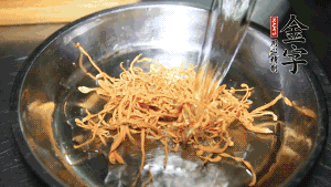 蟲草花用涼水浸泡10分鐘，干香菇溫水泡發(fā)至軟去蒂備用。蓮子、紅棗也可一同清洗干凈。