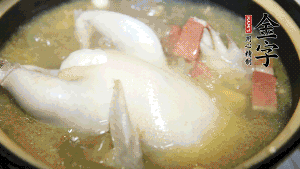 煮沸時(shí)加入蟲草花、香菇、紅棗，以料酒調(diào)味繼續(xù)小火燉煮1小時(shí)左右。