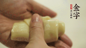 【包月餅】1．面劑兩頭向中間捏緊， 把光滑一面向下，按扁后搟成圓形面皮。餡料放在面皮中心，把餡料包緊，捏緊收口。