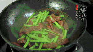 然后再加入鮮蓮子一起翻炒，至熟后加少許鹽調(diào)味就可以了。