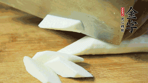 生姜刮去皮切成片，山藥去皮洗凈切成小塊備用。（山藥建議選擇軟糯的鐵棍山藥，口感上更好喲~）