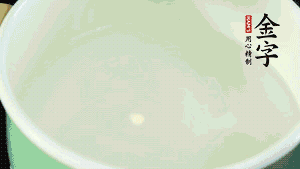 鍋中盛涼水，放入汆燙好的鴿子、火腿片、生姜片。