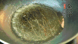 熱油起鍋，依次放入胡蘿卜粒、青椒粒、洋蔥粒煸炒均勻。